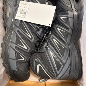 NIB Salomon Athletic Shoes Gray and Black with Sleek Design